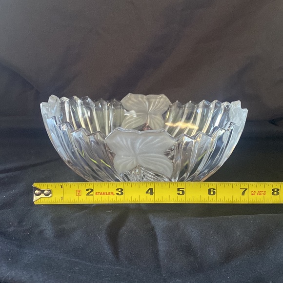 Vintage Crystal Industries Sutton Place pattern candy dish with frosted leaves - Picture 7 of 9